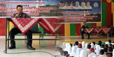 Ketua PJS Kota Batam di MPLS SMP Negeri 9 Batam Paparkan Etika Komunikasi 