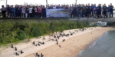 Ratusan Karyawan PT Timah Tbk Kolaborasi dengan Masyarakat Bersihkan Pantai Muara Tengkorak