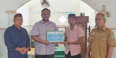 PT Timah Tbk Berikan Bantuan Kepada Kelompok Hadrah Desa Padang