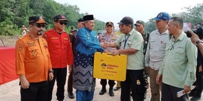 Bupati Siak Dukung Upaya Pencegahan Karhutla dengan Terima Bantuan Alat Pemadam dari PT Arara Abadi - APP Sinar Mas