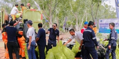 Sinergi untuk Kelestarian: PT Timah Tbk dan Lanal Babel Bersihkan Pantai, Ratusan Relawan Kumpulkan 1 Ton Sampah Plastik