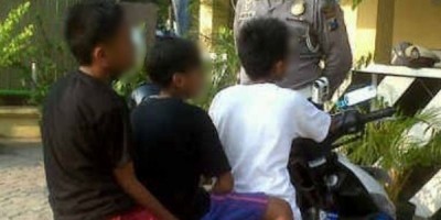 3 Remaja tanggung, menyiram muka korban yang masih anak-anak, memakai cairan diduga Air Kencing di desa Padang Manggar.