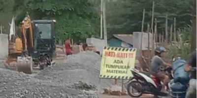 Penyedia Jasa Proyek Jembatan Air Kujud Dikenai Denda 1/1000 Perhari, Pekerjaan Terhenti Hingga Aparat Hukum Diminta Turun Tangan